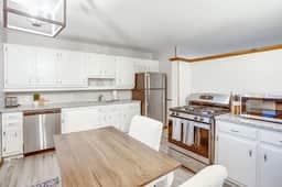Modern Cozy Home 4 min Drive from Notre Dame