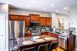 ND Luxury Townhome 8 min to ND Stadium! - Image 5