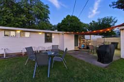 The Huddle & Hangout - 3 Bedroom House Close to ND