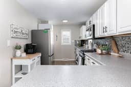 Cozy 4BR 3BA Home 1.2 Mi Walk to ND - Image 5