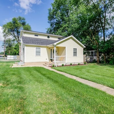 Cozy 4BR 3BA Home 1.2 Mi Walk to ND