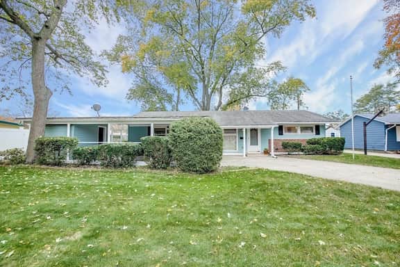 Modern Cozy Home 4 min Drive from Notre Dame