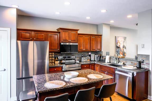 ND Luxury Townhome 8 min to ND Stadium! - Image 5