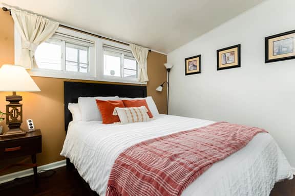 The Huddle & Hangout - 3 Bedroom House Close to ND