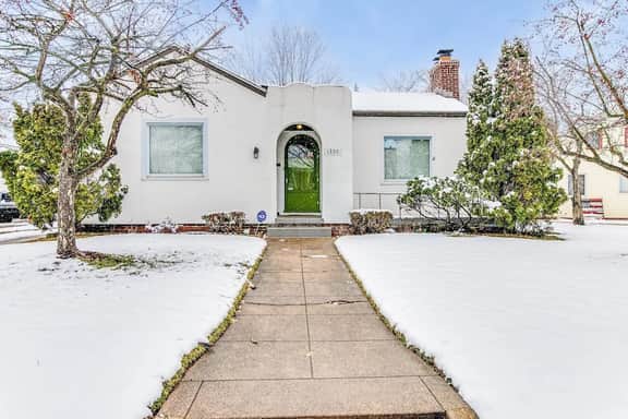Stylish 3br Cozy Home 10min Drive from ND! - Image 2