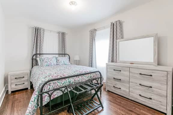 Stylish 3br Cozy Home 10min Drive from ND! - Image 3