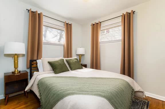 Rockne's Rally<>Updated 3BR 2 Bathroom Home 1 Mile to ND