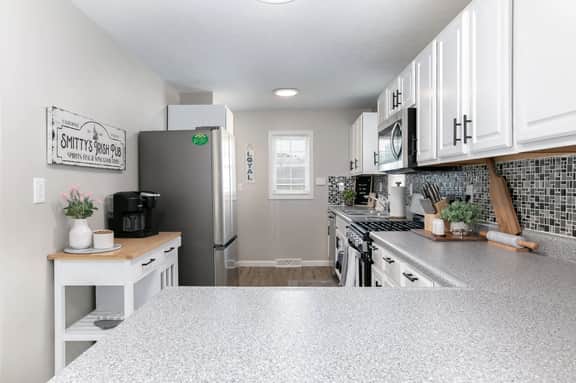Cozy 4BR 3BA Home 1.2 Mi Walk to ND - Image 5