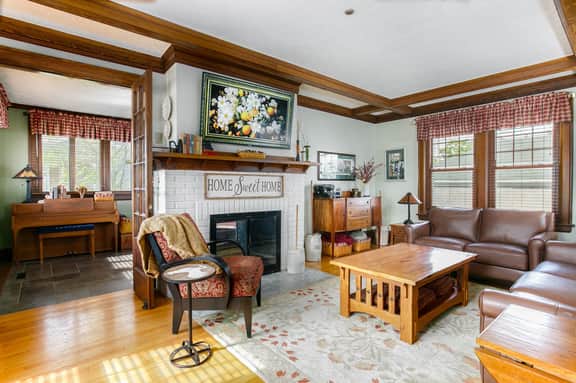 Spacious 4-Bedroom Home 1 Mi to ND Stadium!
