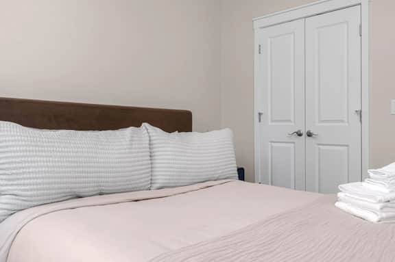 Luxury Irish Quarter Escape Near ND 2BD| 2BA - Image 4