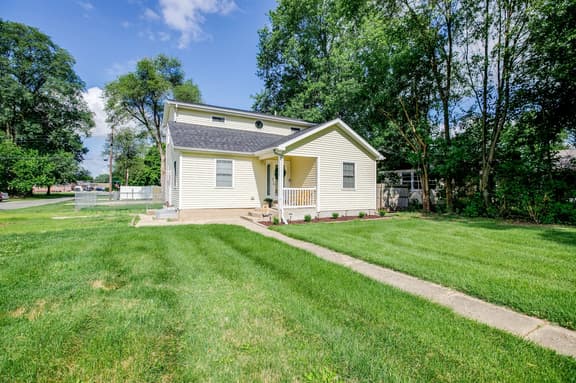 Cozy 4BR 3BA Home 1.2 Mi Walk to ND